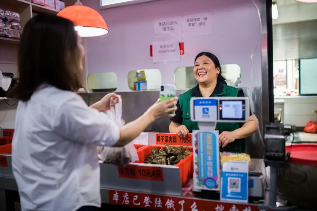 蚂蚁变阵，AI时代的应变与坚持
