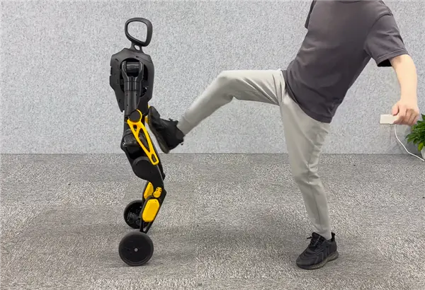 &ldquo;稚晖君&rdquo;出新作灵犀X2-N机器人：双轮秒变双足 咋踹都不倒