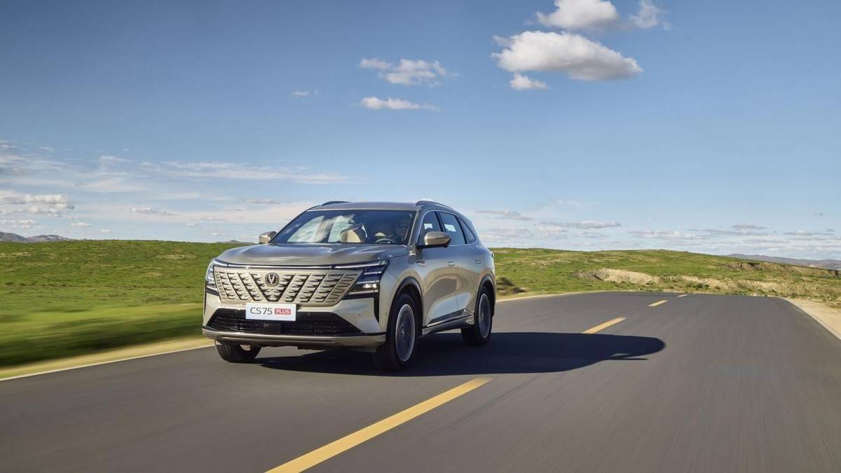 又省又稳,有里有面,长安第四代CS75PLUS不愧是打工人返乡路的好“搭子”