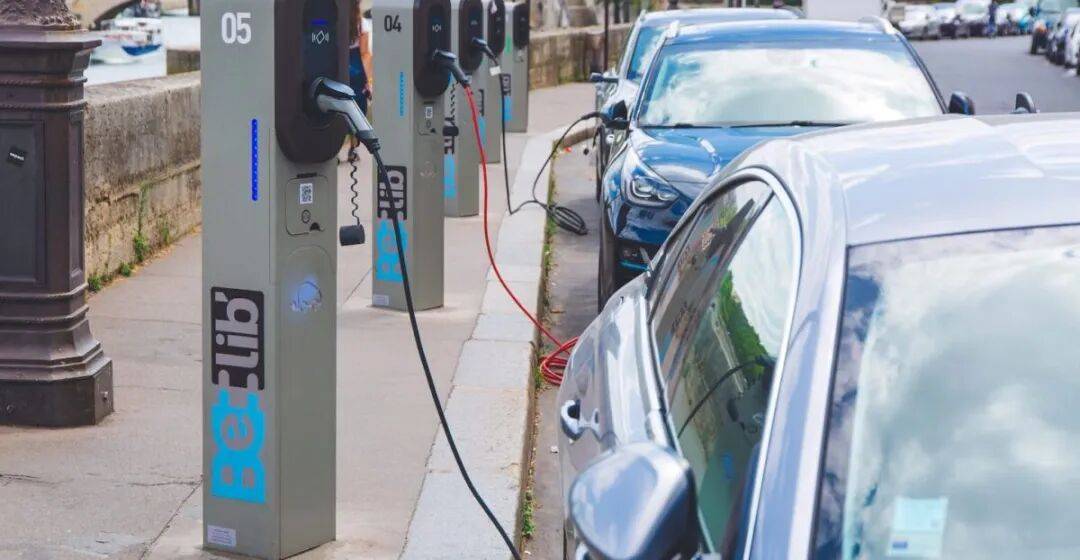 欧洲汽车市场迎来历史性转折:去年12月,电动汽车单月销量首次超越传统燃油车