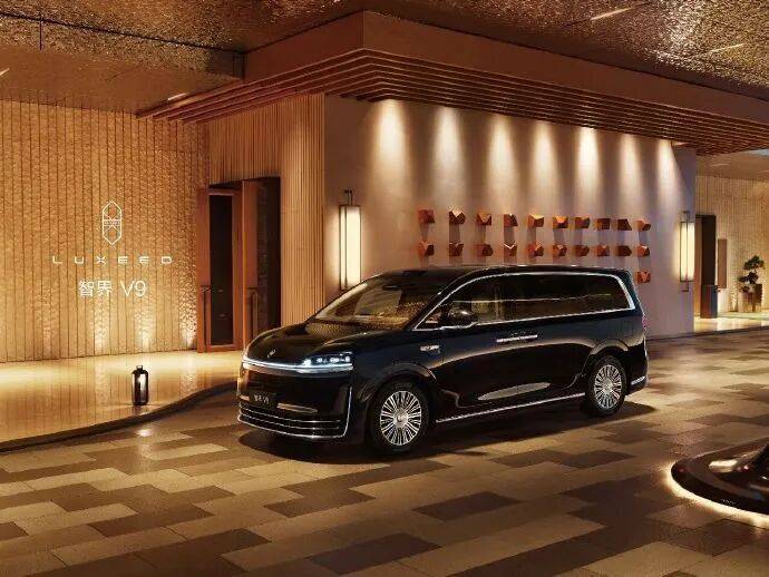 智界V9内饰曝光,余承东和赵长江的力作