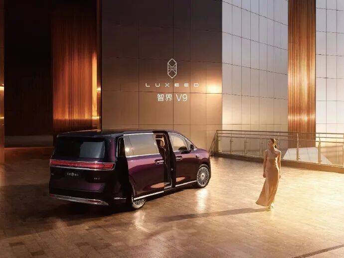 智界V9内饰曝光,余承东和赵长江的力作