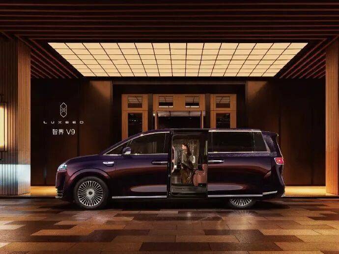 智界V9内饰曝光,余承东和赵长江的力作