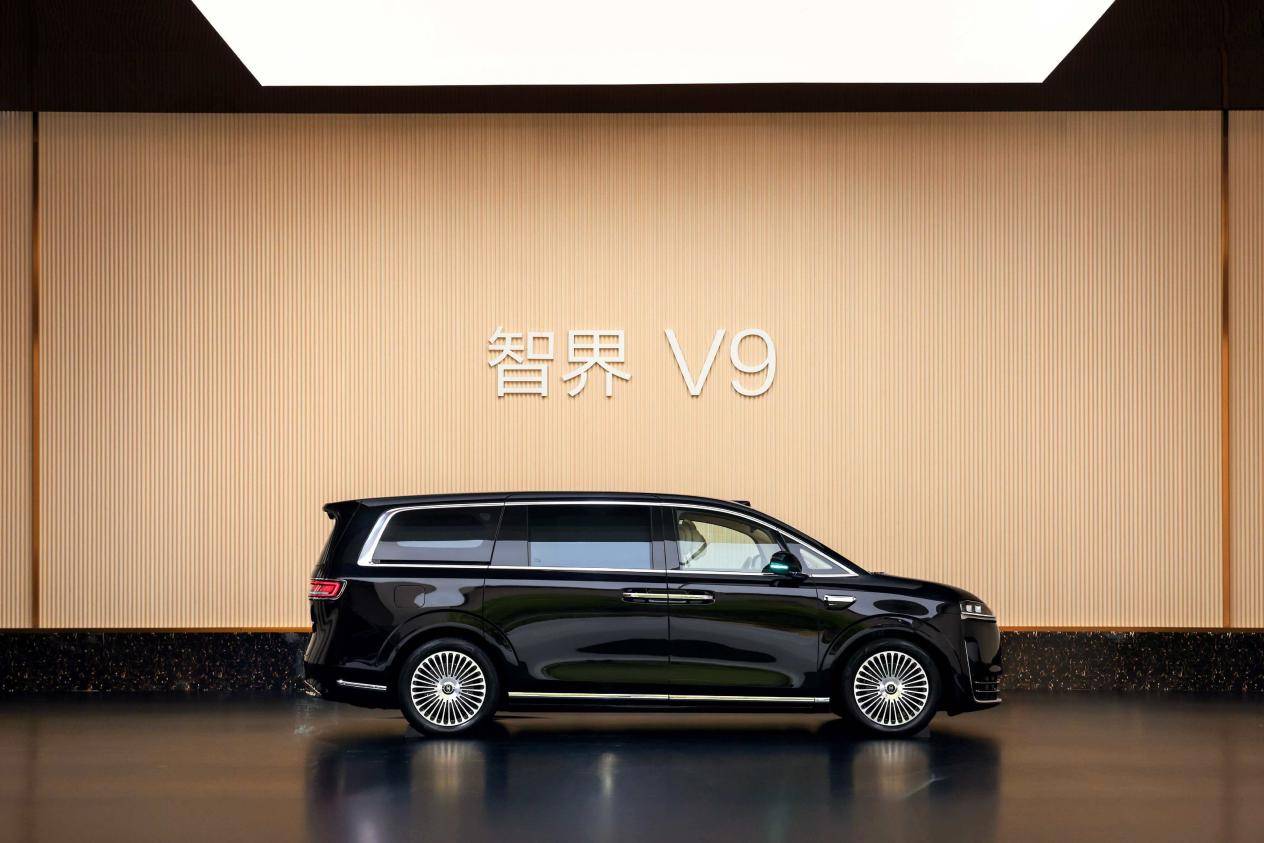 华为首台MPV智界V9入局!38.98万起,你觉得值吗?